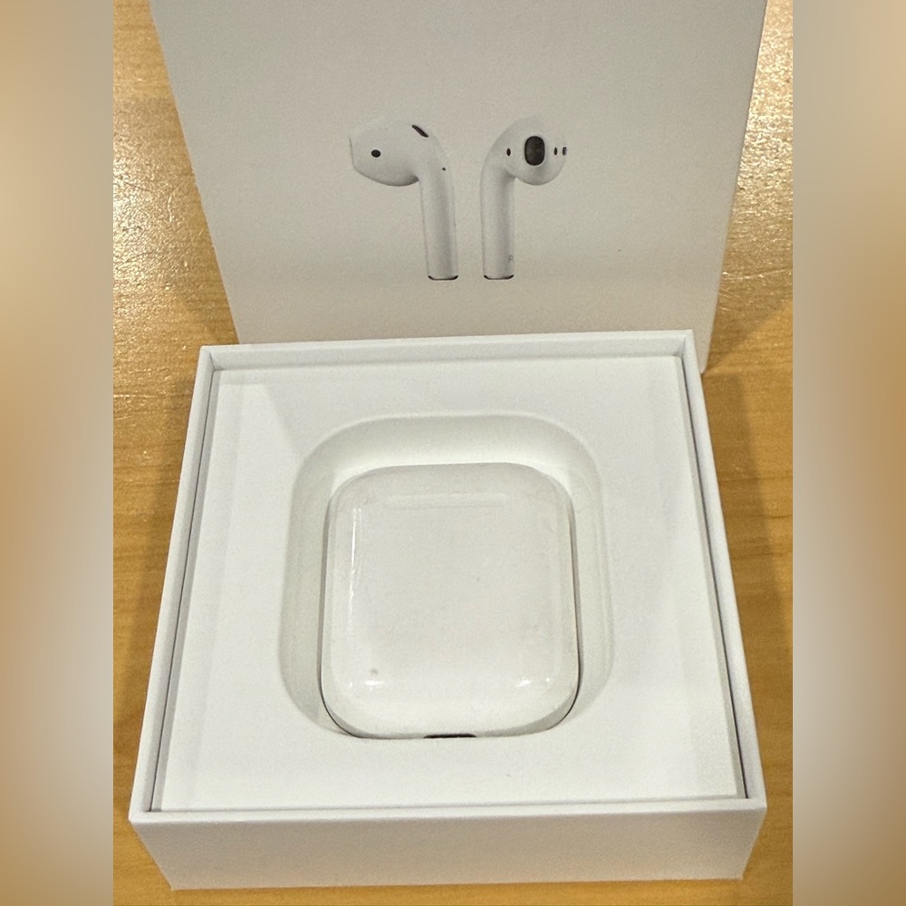 Apple Charging Case for Apple AirPods 2nd. Generation ( no AirPods) gently used.